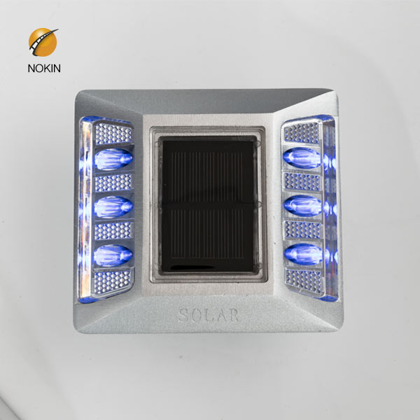 On which part of the motorway are green reflective studs 